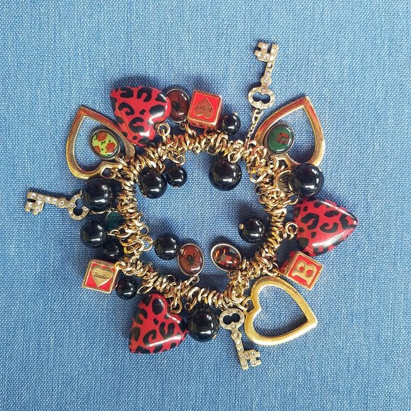 🖤❤️Betsey Johnson VINTAGE, RARE, & HTF Red & Black Heart Charm Bracelet-GPC❤️🖤 - Picture 1 of 9